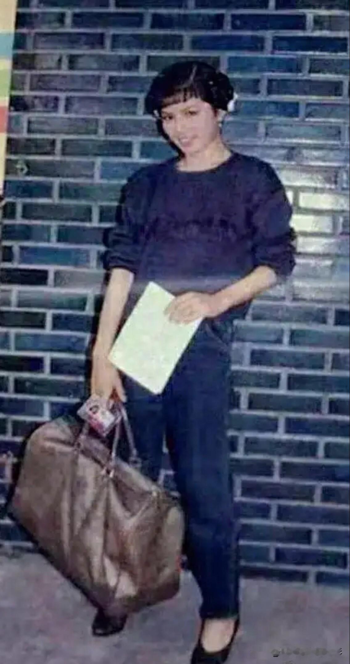 背着包包的翁美玲👜1️⃣0️⃣
她背着的复古大包，简直是80年代时尚的缩影。深