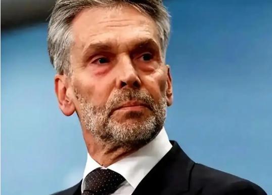 荷兰这次终于“栽跟头”了，发现美国也保护不了它！

说白了，这次荷兰跟在美国身后