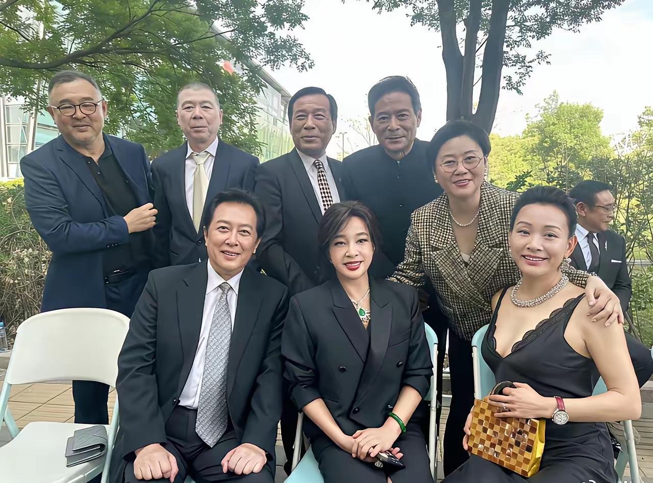 不知不觉就老了，他们都是著名的老艺术家，给我们带来了好多欢乐，太喜欢他们了，我打