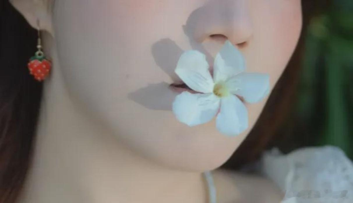 女生嘴含夹竹桃拍照中毒过敏好看确实是好看，但夹竹桃最为人熟知的还是它们的毒性。夹
