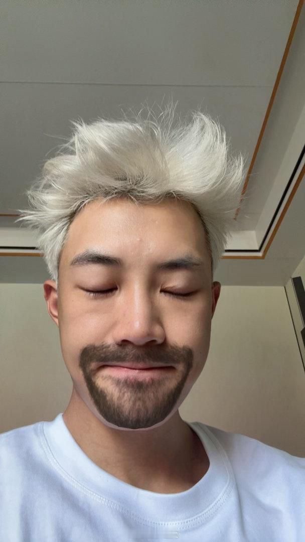 我最近太不自律了，刚扇了自己两巴掌。 