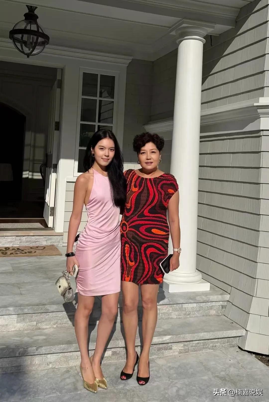 李咏的老婆和女儿，罕见晒同框照，母女俩这状态都太好了！
哈文罕见在社交媒体，晒和