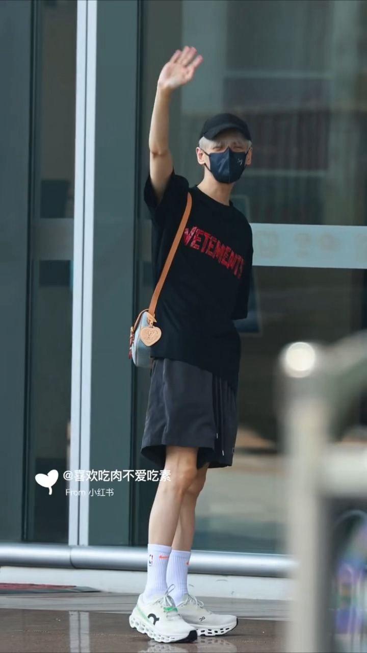 罗云熙出发广州，笑眯眯的和粉丝挥手打招呼了期待后天广州演唱会，祝演出一切顺利罗云