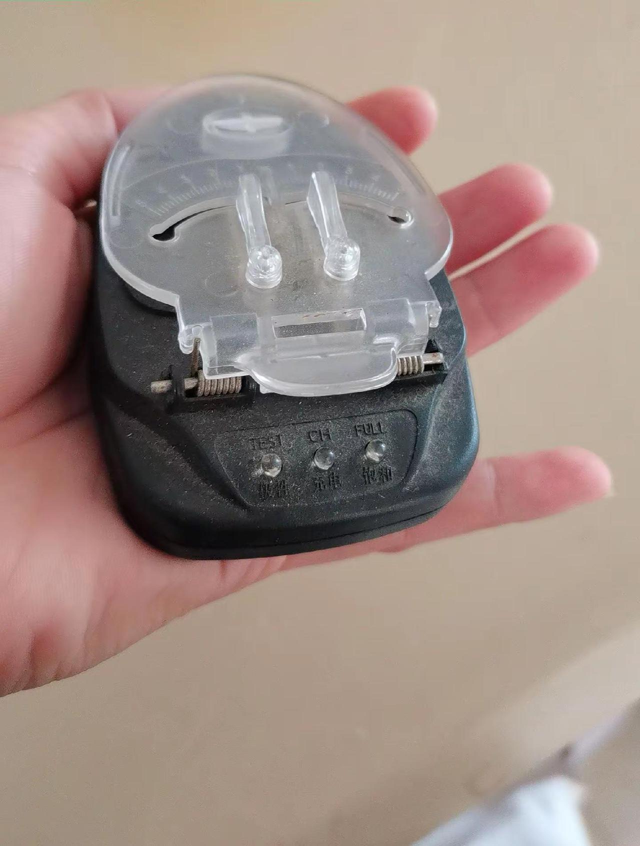 认识这个的，现在都多少岁了？充电器万能充