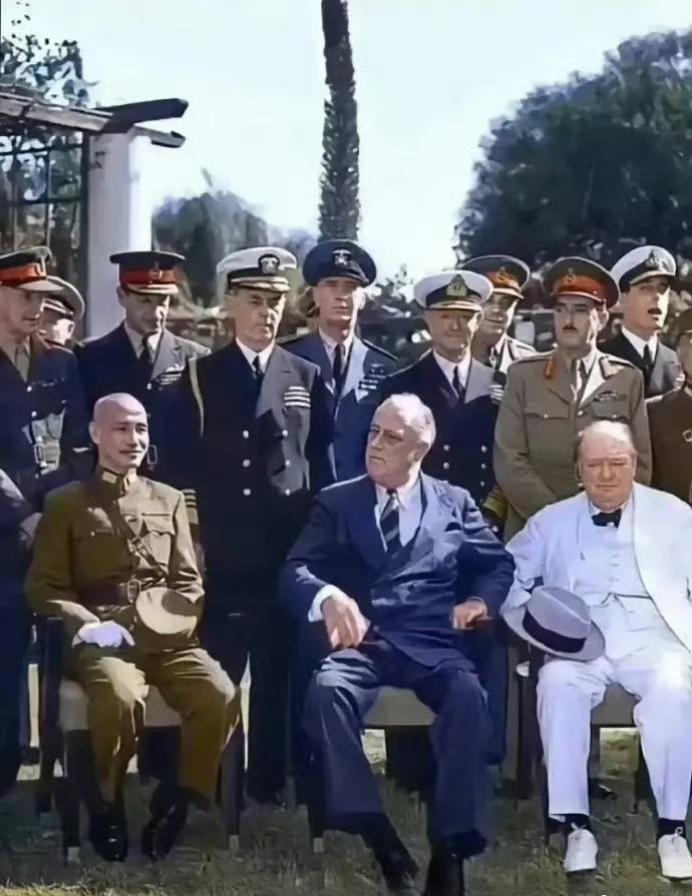 这是一张中、美、英三国首脑会晤的经典照片，拍摄于1943年11月22日至26日的