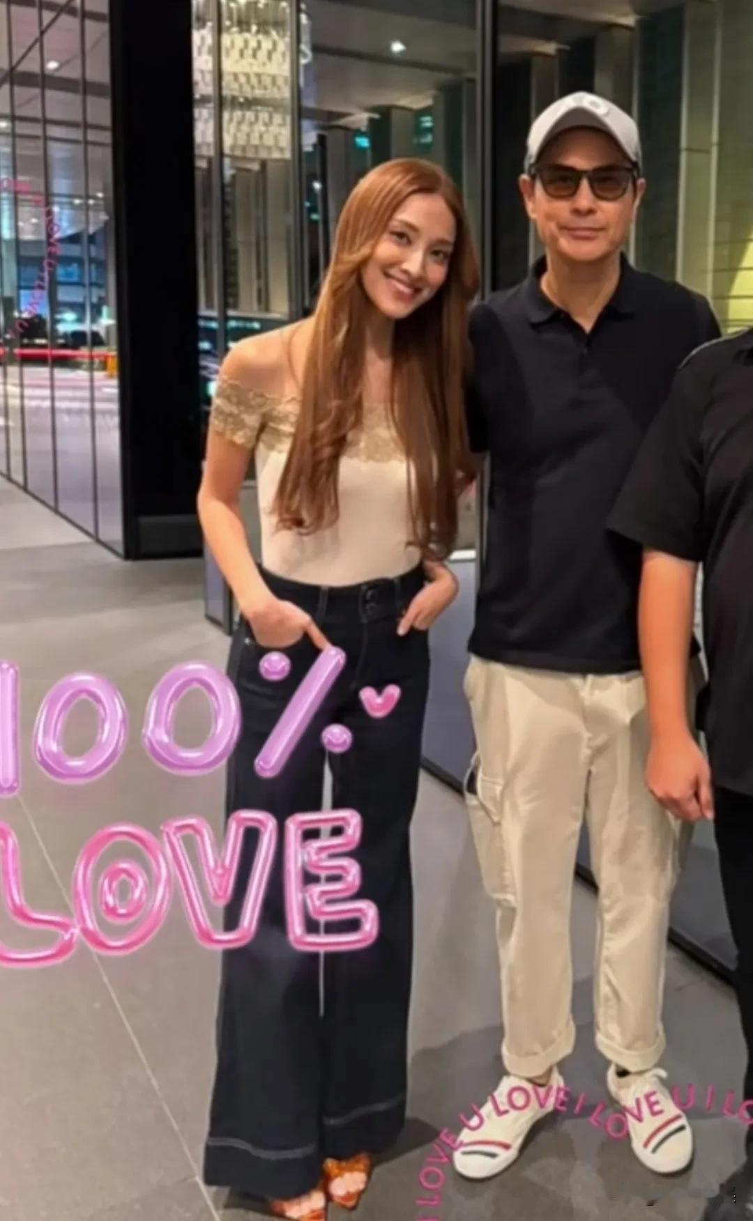 郑嘉颖和陈凯琳一起现身马来西亚出席活动，夫妻俩与粉丝同框，生图真的看不出21岁的