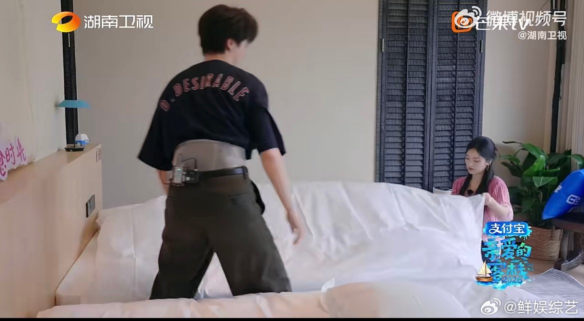 沈月铺床开了两倍速 沈月张宸逍联手整理客房，动作流畅分工合理，半小时搞定超多活，