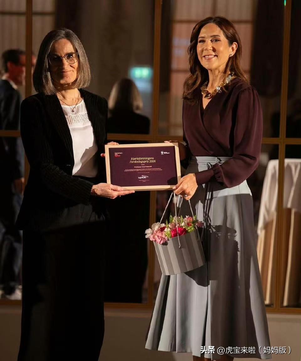 玛丽王后出席颁奖典礼！酒红色衬衫超级显气质，也比较年轻！