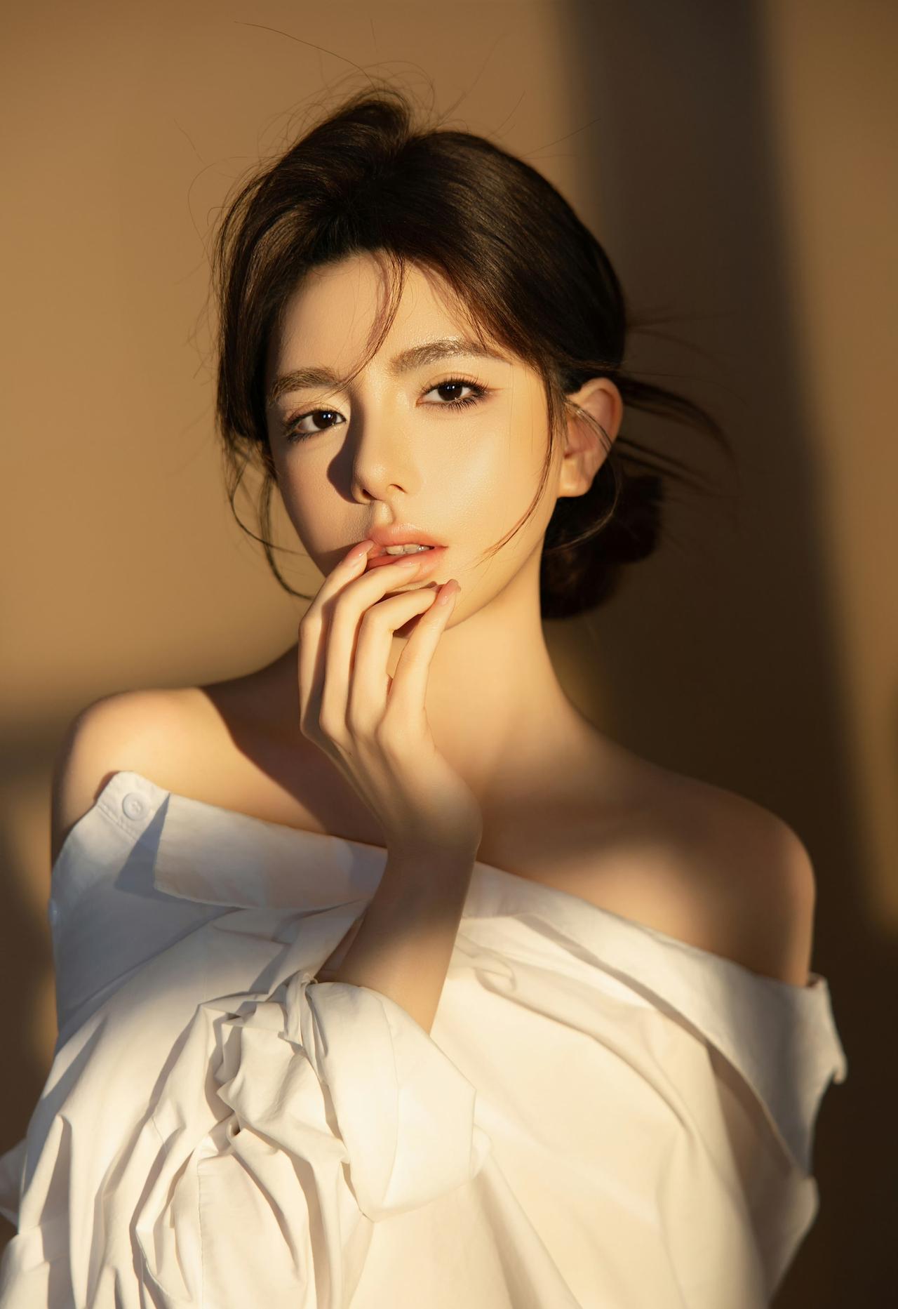 简约又不失性感的风格，在暖色调背景的衬托下，更显柔和与美感。