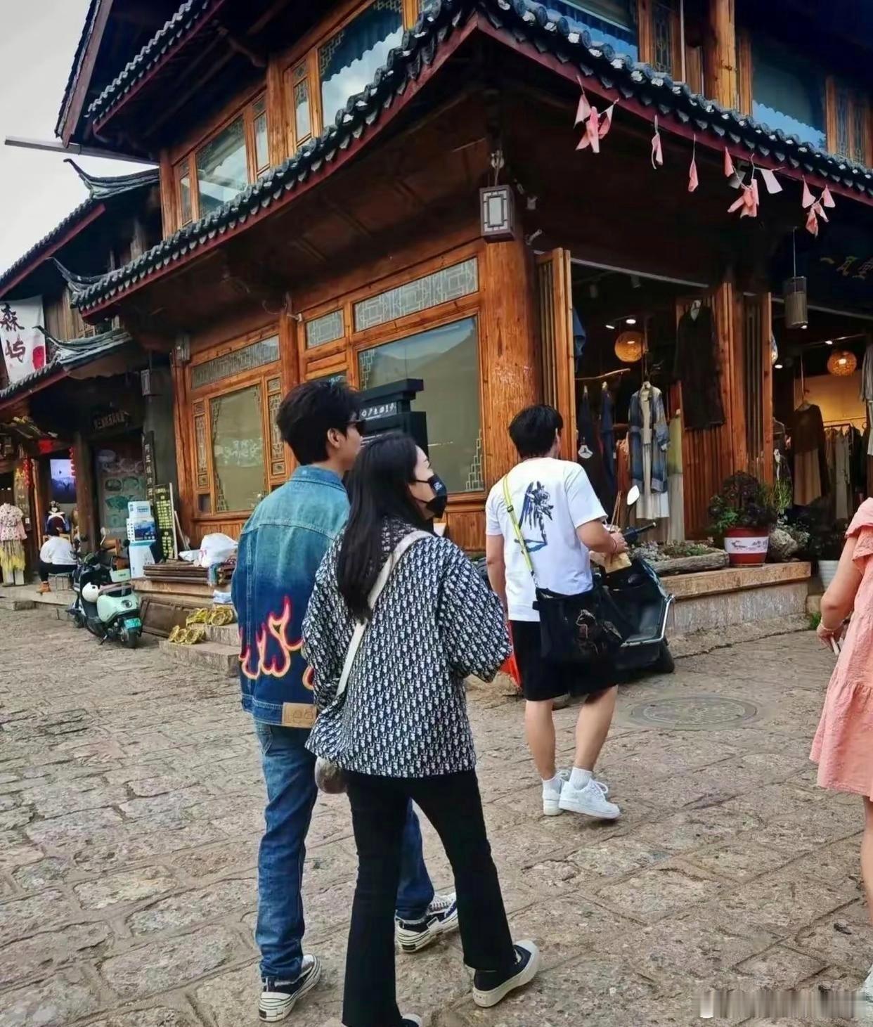 陈楚生证婚完毕，与云姐牵手游丽江白沙古镇，参加虎吉婚礼后享二人世界，王栎鑫、彪哥
