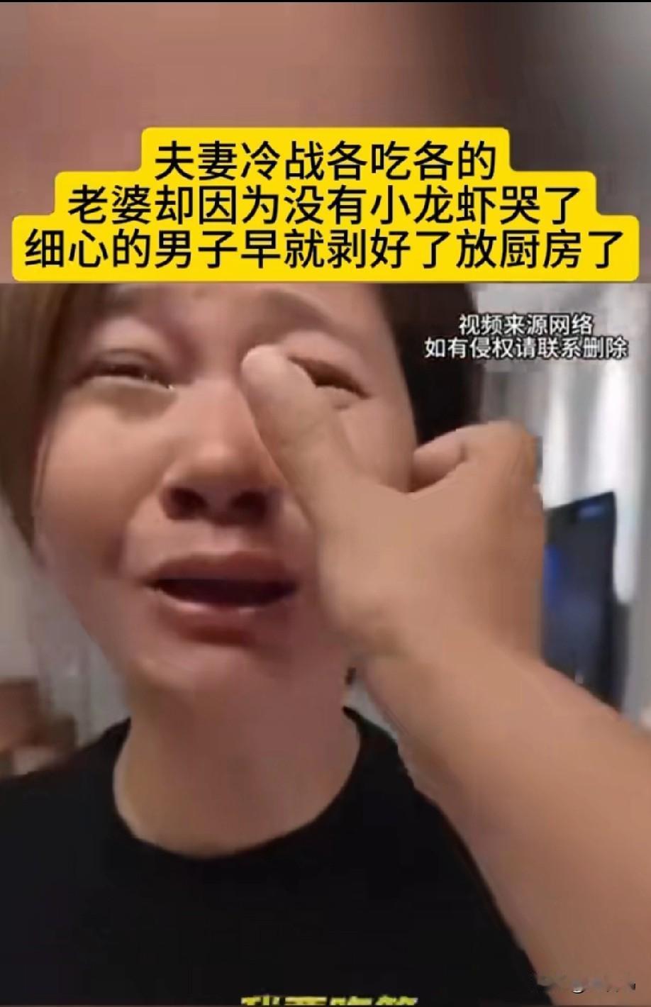 江西，一对夫妇吵嘴后，妻子甩手离去，丈夫独自一人吃龙虾，妻子回来后看到一桌子的壳