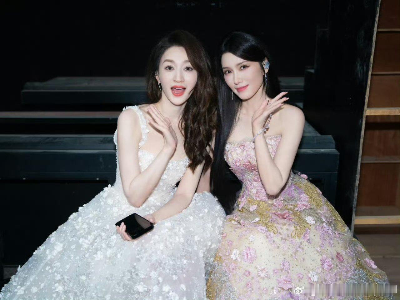 李小冉徐洁儿阚清子侯宇唱我会等晚风遇温柔，歌声寄期许。四位姐姐同台演绎我会等，细