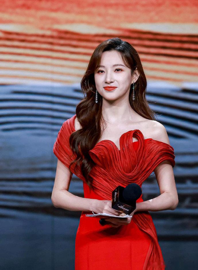 竞燃之夜的主持人马凡舒，给人一种仙气飘飘的感觉。波浪卷发随气场轻扬，站在那里就自