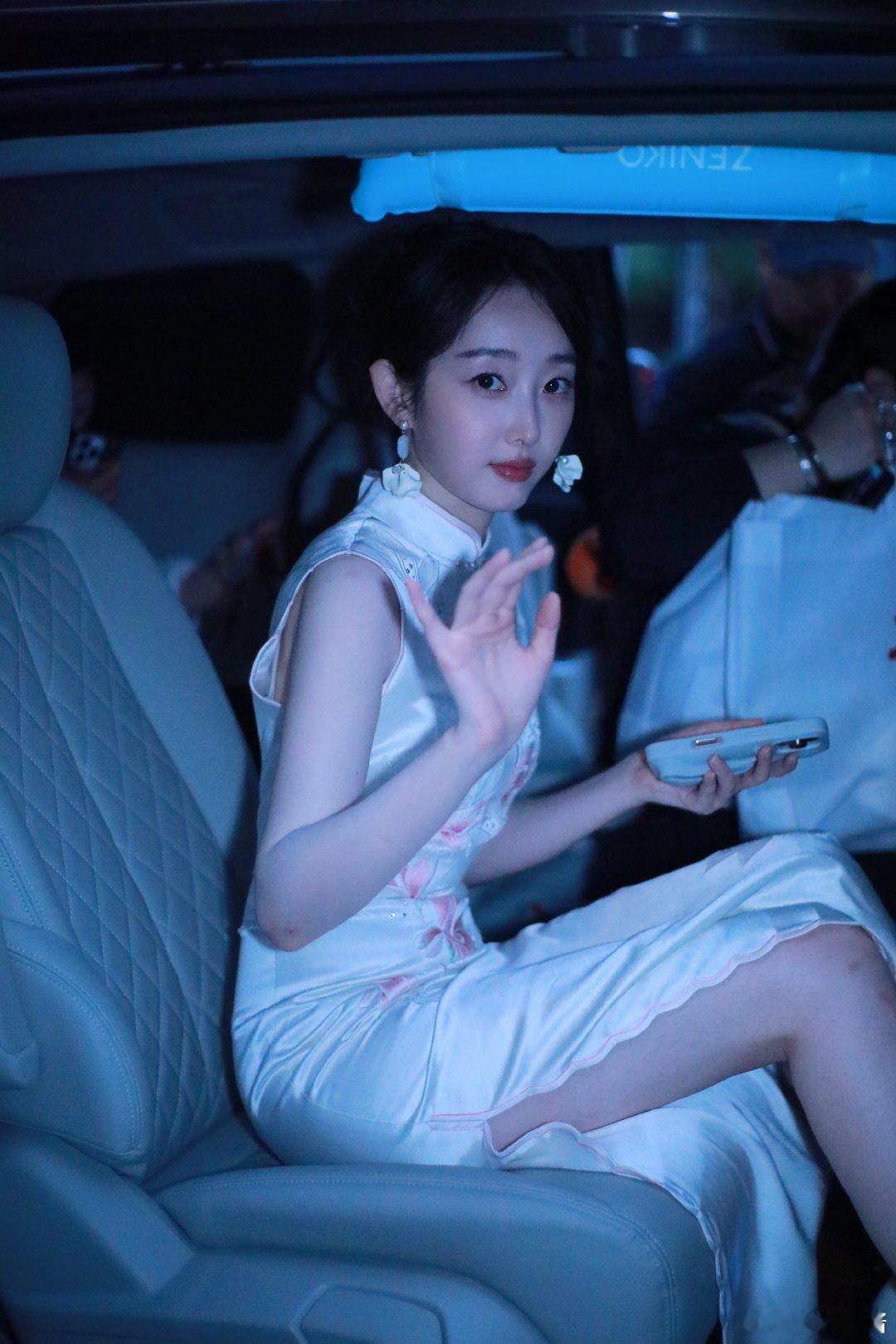 蒋梦婕浪姐6旗袍路透  蒋梦婕浪姐舞台路透照，旗袍装扮尽显温婉气质，举手投足皆是