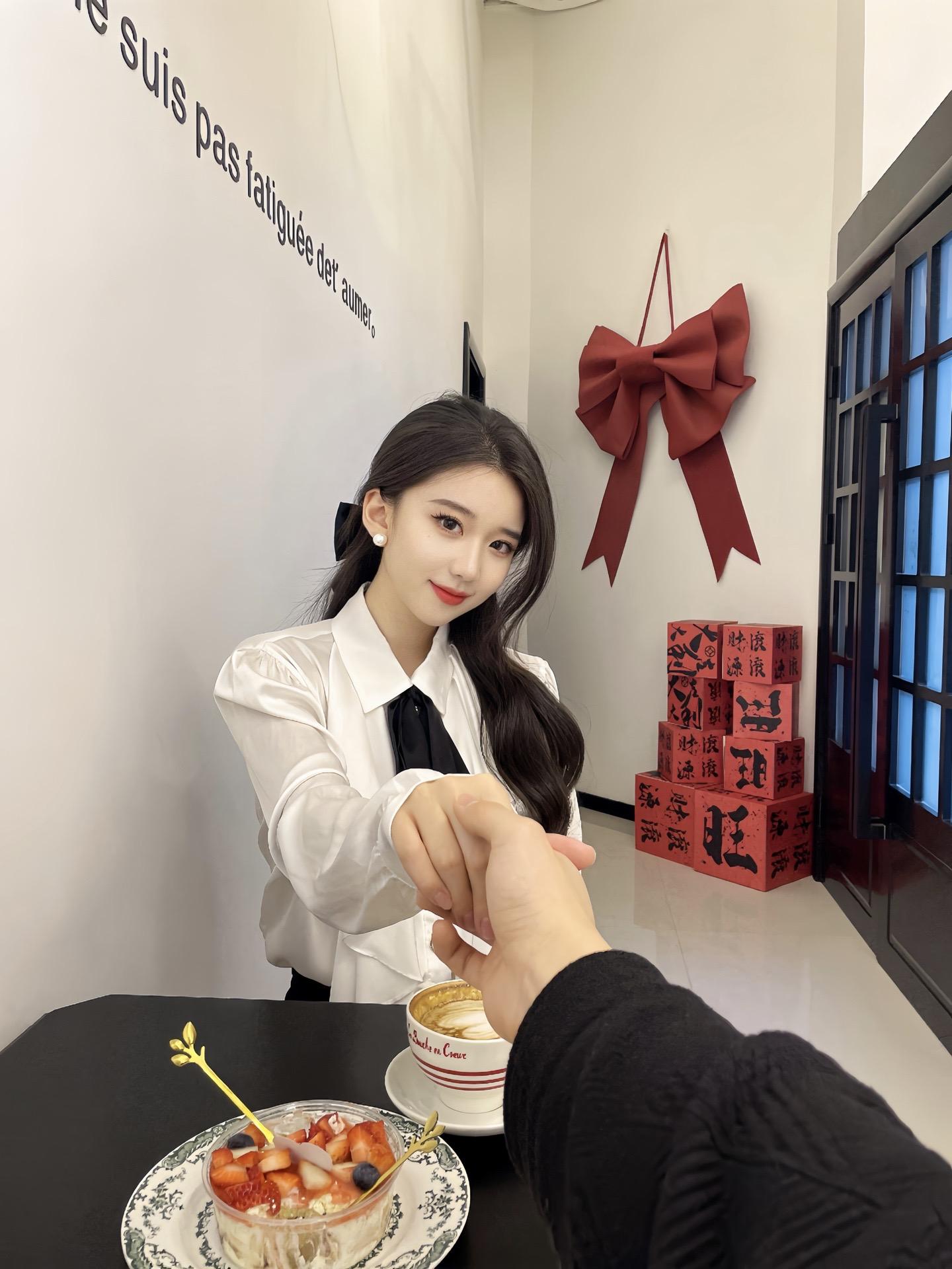 当财神爷遇见了浪漫的情人节 那就祝我们一边Rich一边Love