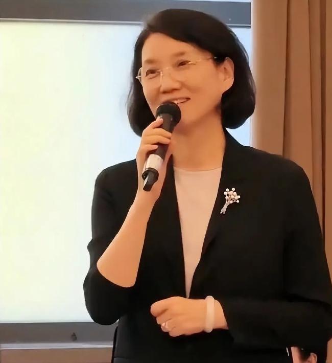 你还认识她吗？即兴说出她的名字看[大笑]