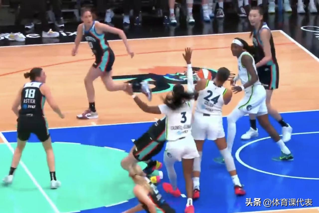 WNBA季后赛实时战况，黑八预警，韩旭替补4分钟贡献6分2篮板，自由人半场领先山