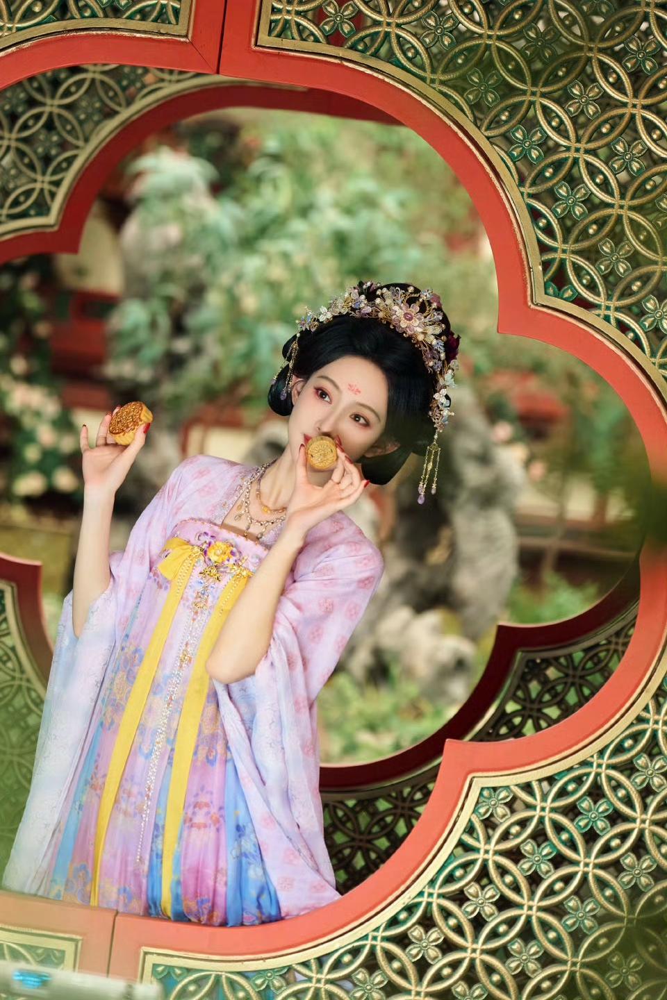 我同事买的月饼是窝窝头？他说窝窝头也叫月饼！！不是很认同