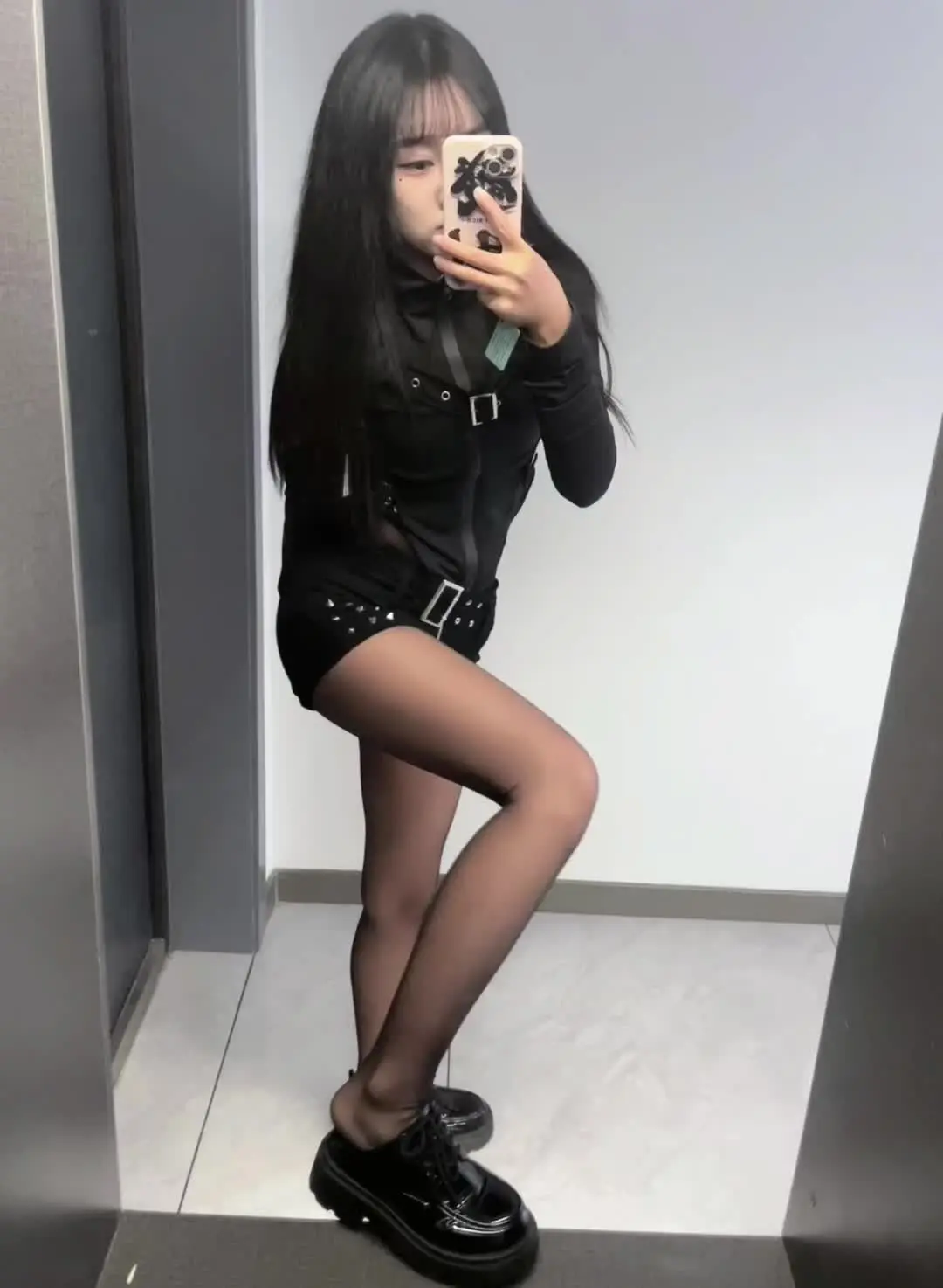 你只要记住，谁对你好，你就对谁好，留不住的东西，就用脚踢远，人心换人心...