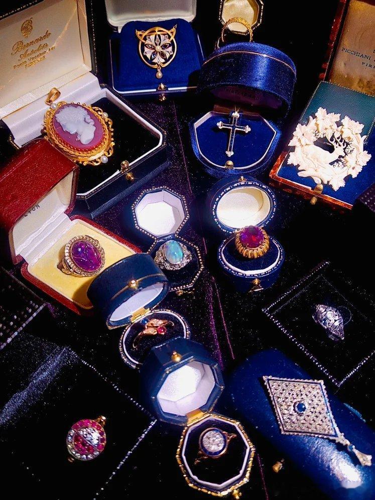 珠宝潮玩古董珠宝 gh_66c53d495417 正在直播：中古云逛摊，看看店主