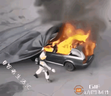 这种消防手不段真好，通过这块特殊材质的东西，就把这辆燃火的车给扑灭了，使用起来非