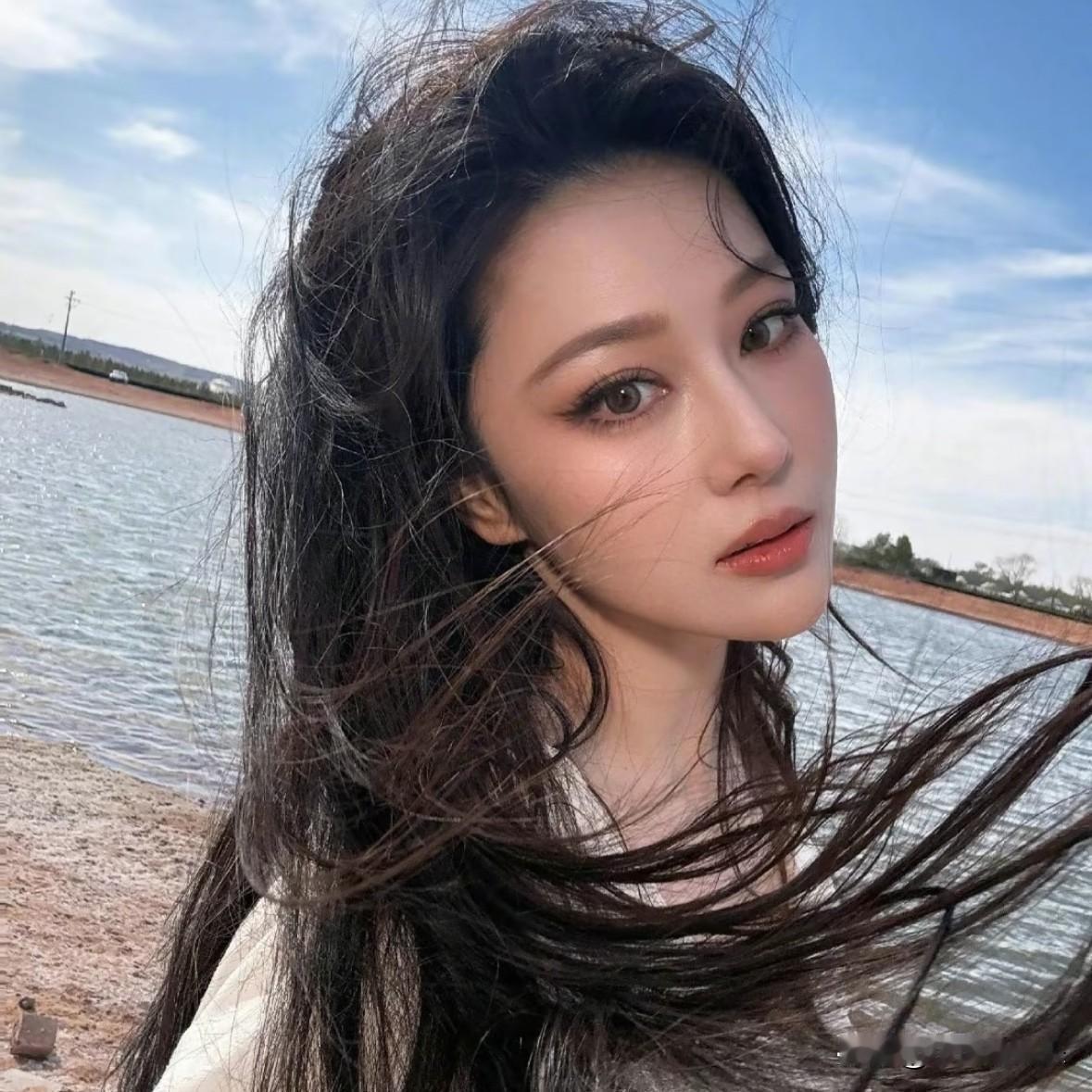 张馨予

别再说她把一手好牌打烂了，

她活的可比
圈里很多人都通透！

老公退