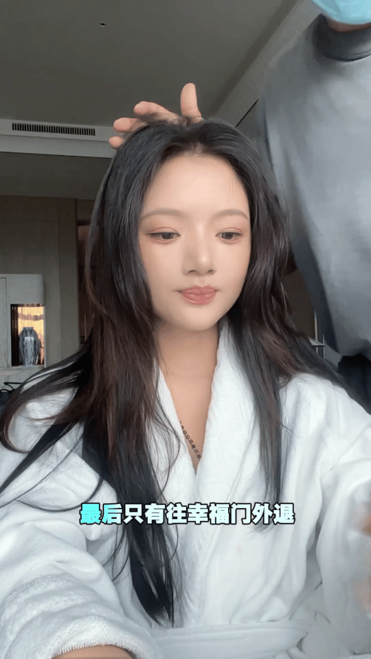 任敏化妆现场秒变KTV 化妆间秒变小型KTV，没有舞台没有音响，任敏照样唱出了演