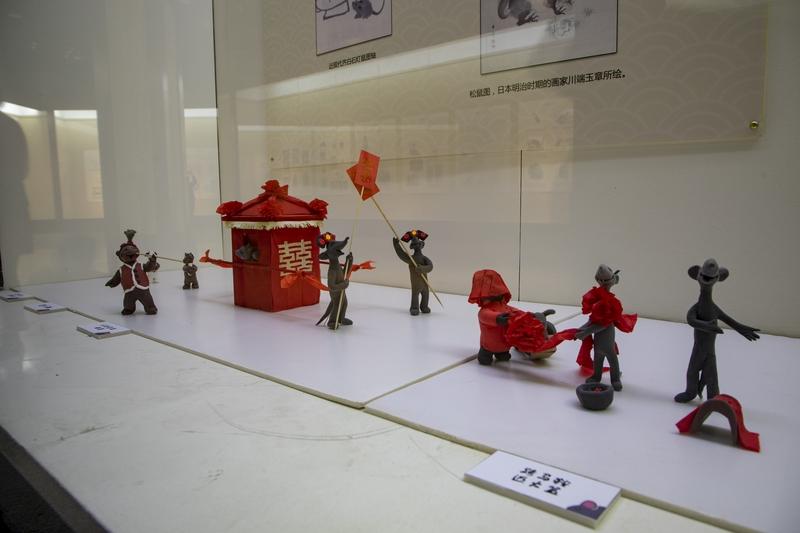 浙江省博物馆的迎亲泥塑，鲜活地重现了旧时“十里红妆”的热闹盛景。恰似馆内那顶“万