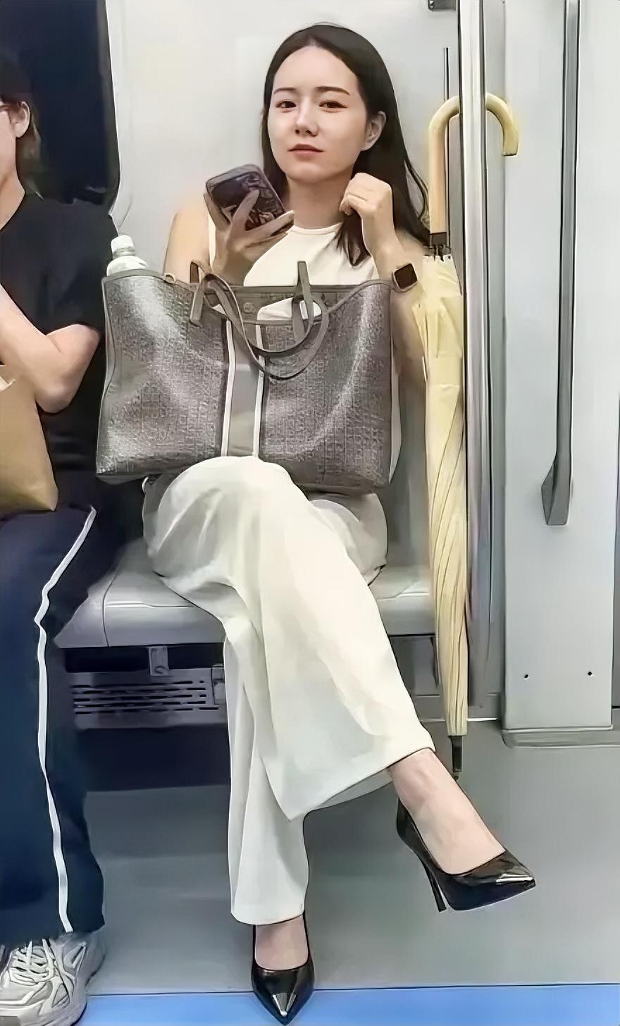 因为囊中羞涩，所以慢慢疏远了很多人。不是冷漠，只是无力应付这世间的人情往来