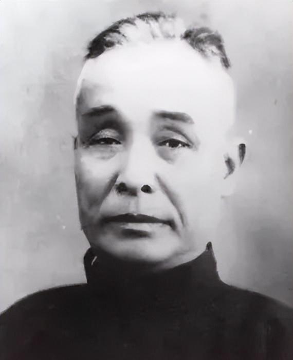 1948年8月，上海参议会礼堂座无虚席，审判长敲下法槌时，台下千张脸都拧着同一个