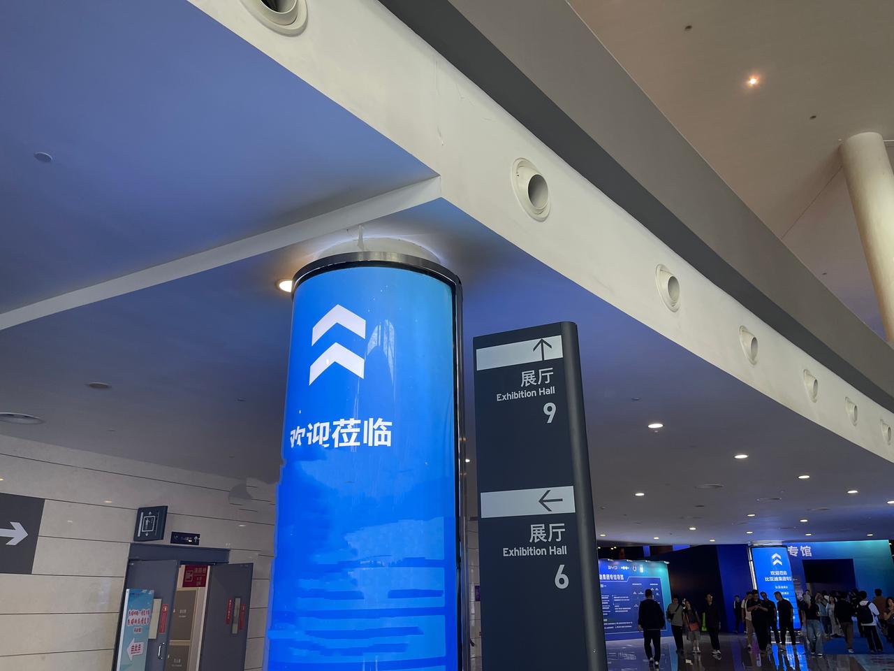 远看，我以为雪铁龙来参展了[微笑]