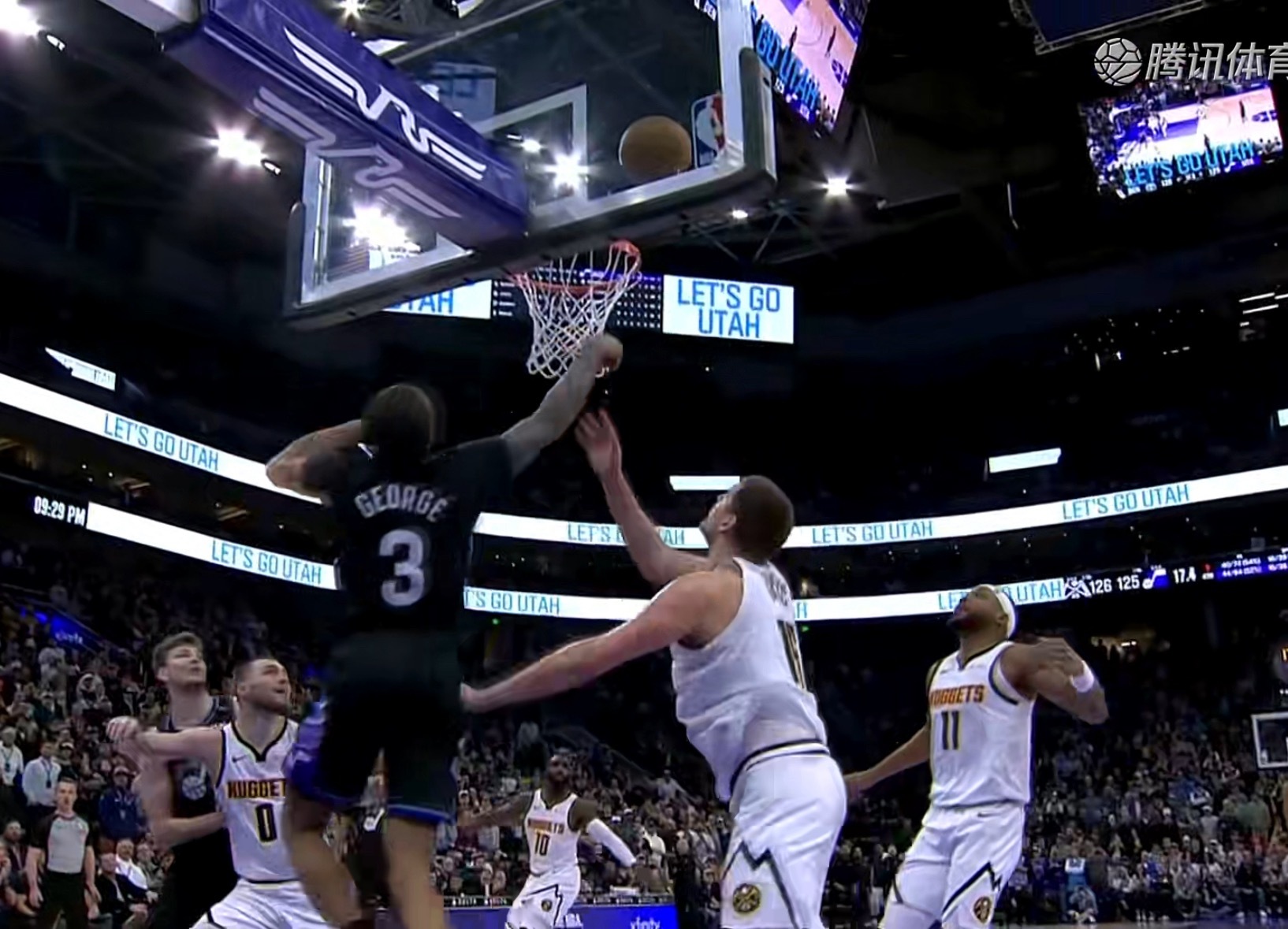 掘金挑战约基奇这次犯规，如果失败约基奇六犯离场。 掘金vs爵士