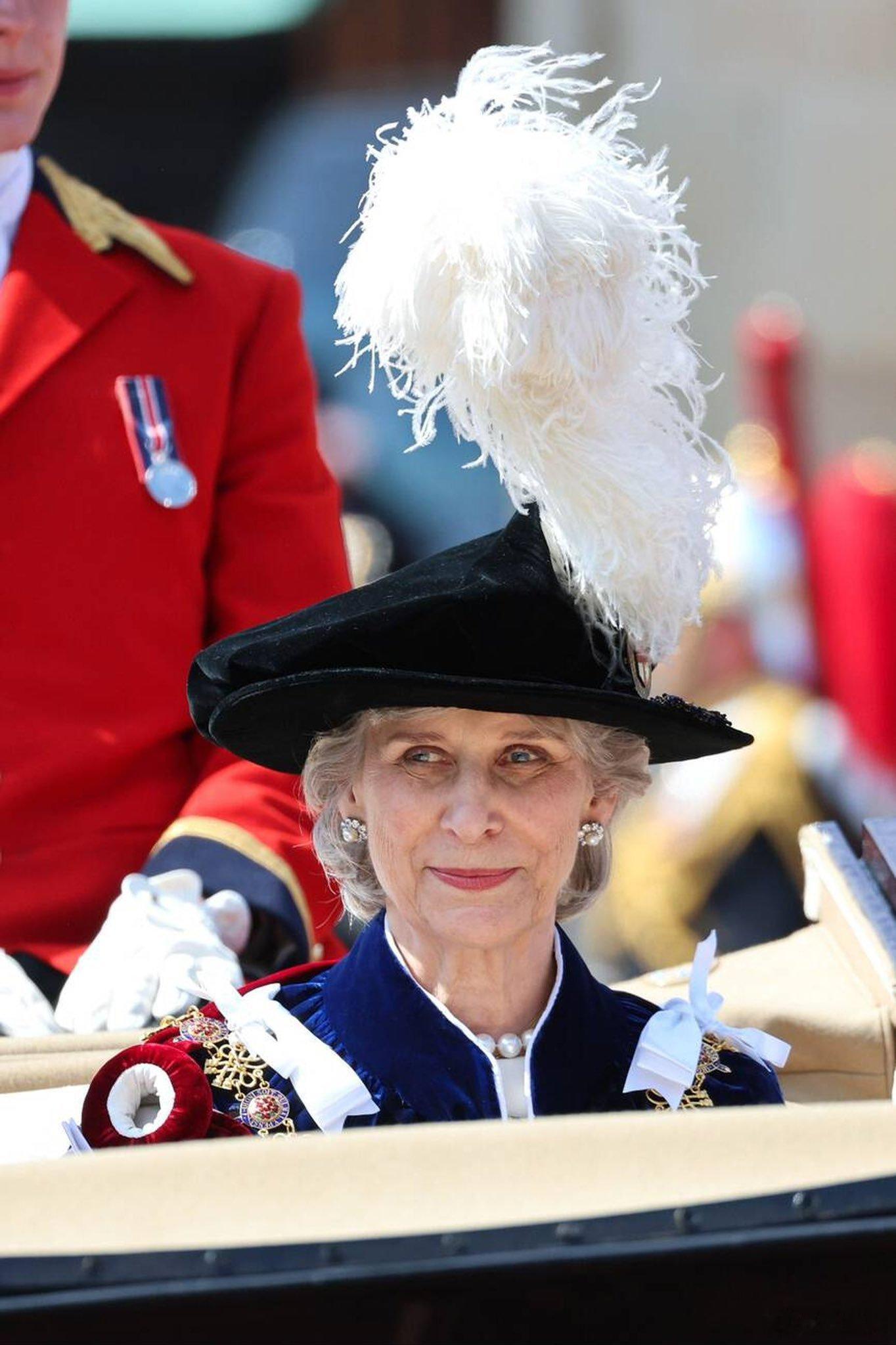 英国王室 🇬🇧6月16日，格洛斯特公爵夫人在温莎城堡出席嘉德勋章日仪式。[笑