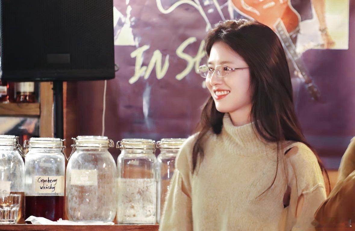 偶遇鹤男在酒吧唱歌是什么神仙运气！现场实力真的惊艳，自弹自唱的样子太迷人了吧！ 