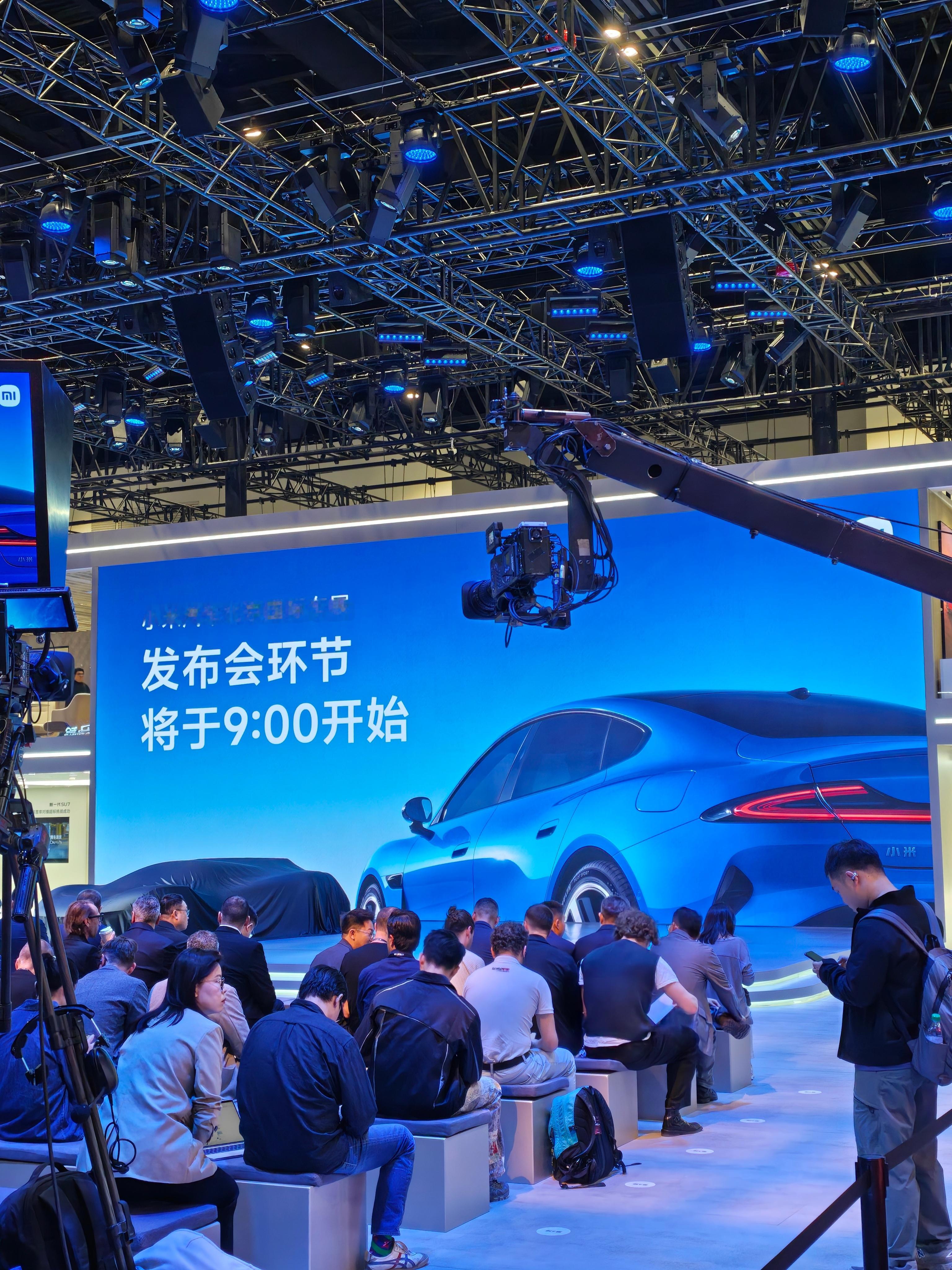 等军儿来，看看会带来有关YU7的什么最新消息，小米VGT就在台上，还没揭幕呢！2