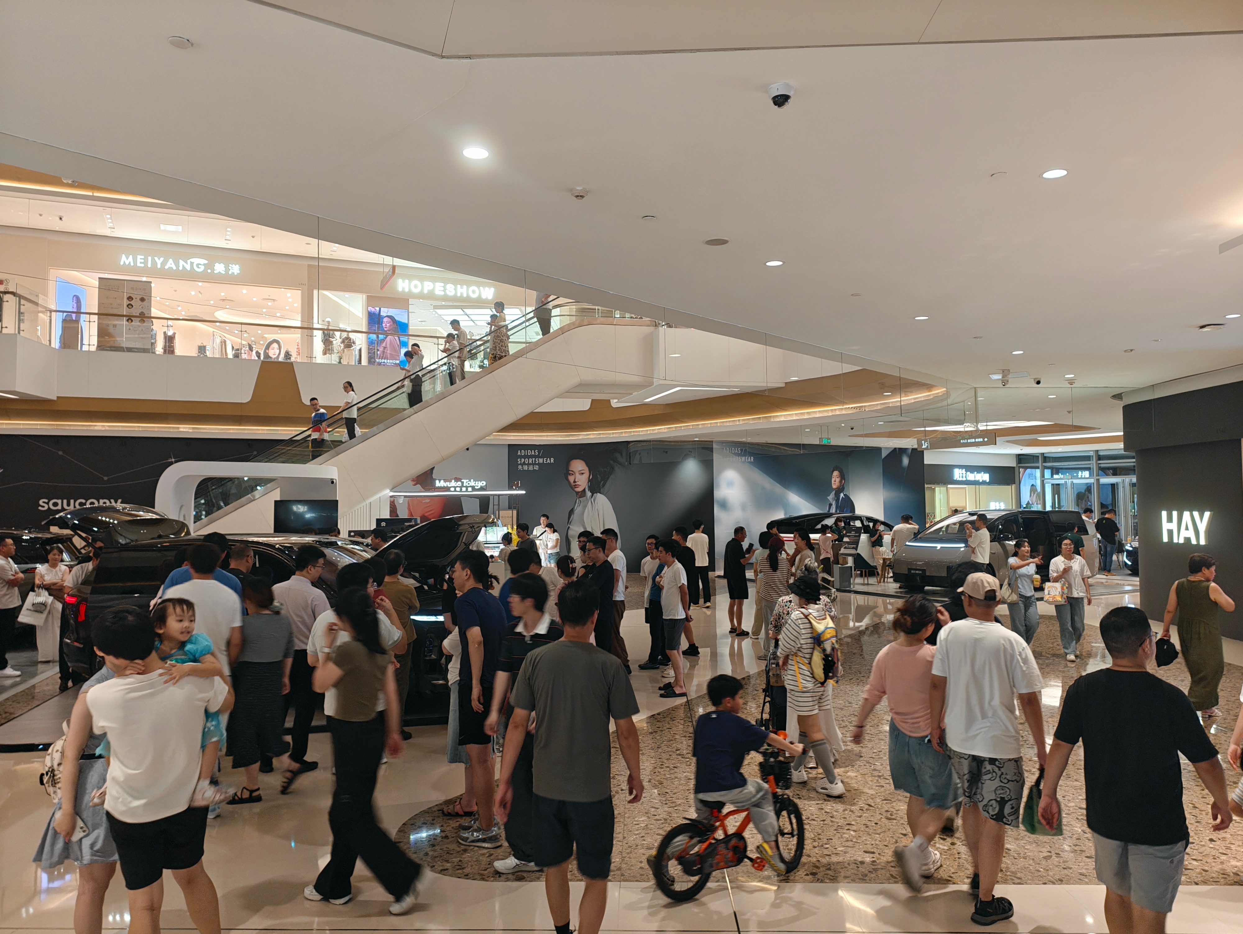 据说是无锡万象城，蔚来的移动展位熙熙攘攘，大家都在围观蔚来全新es8 。今天问了