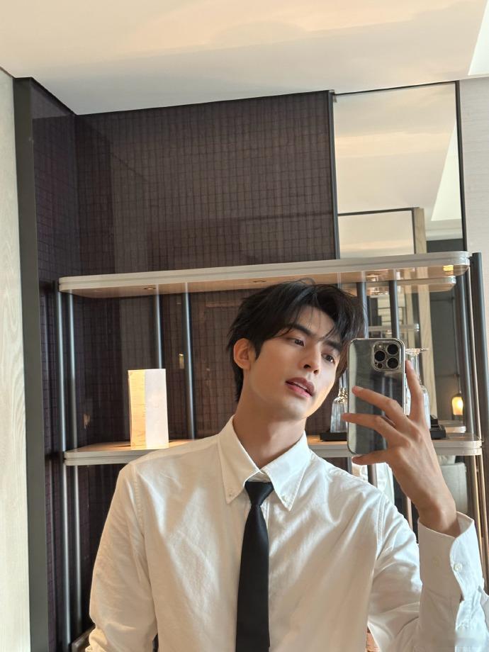 宋威龙自拍这个帅 宋威龙自拍这个帅啊，只能说这张脸还是太权威了一点，宋威龙晒自拍