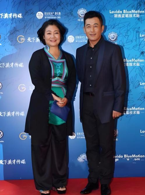 1991年，萨日娜为能分到11平米房子，258元彩礼就嫁给同学潘军，婚后她被嫌弃