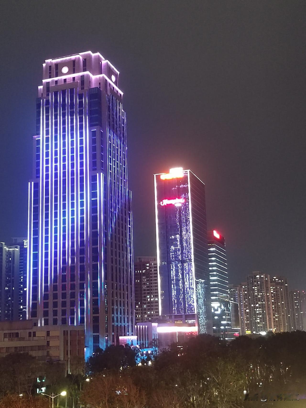 夜幕降临后南粤银行湛江大厦的霓虹炫彩，给湛江市人民大道增添了一道艳丽的风景。多一