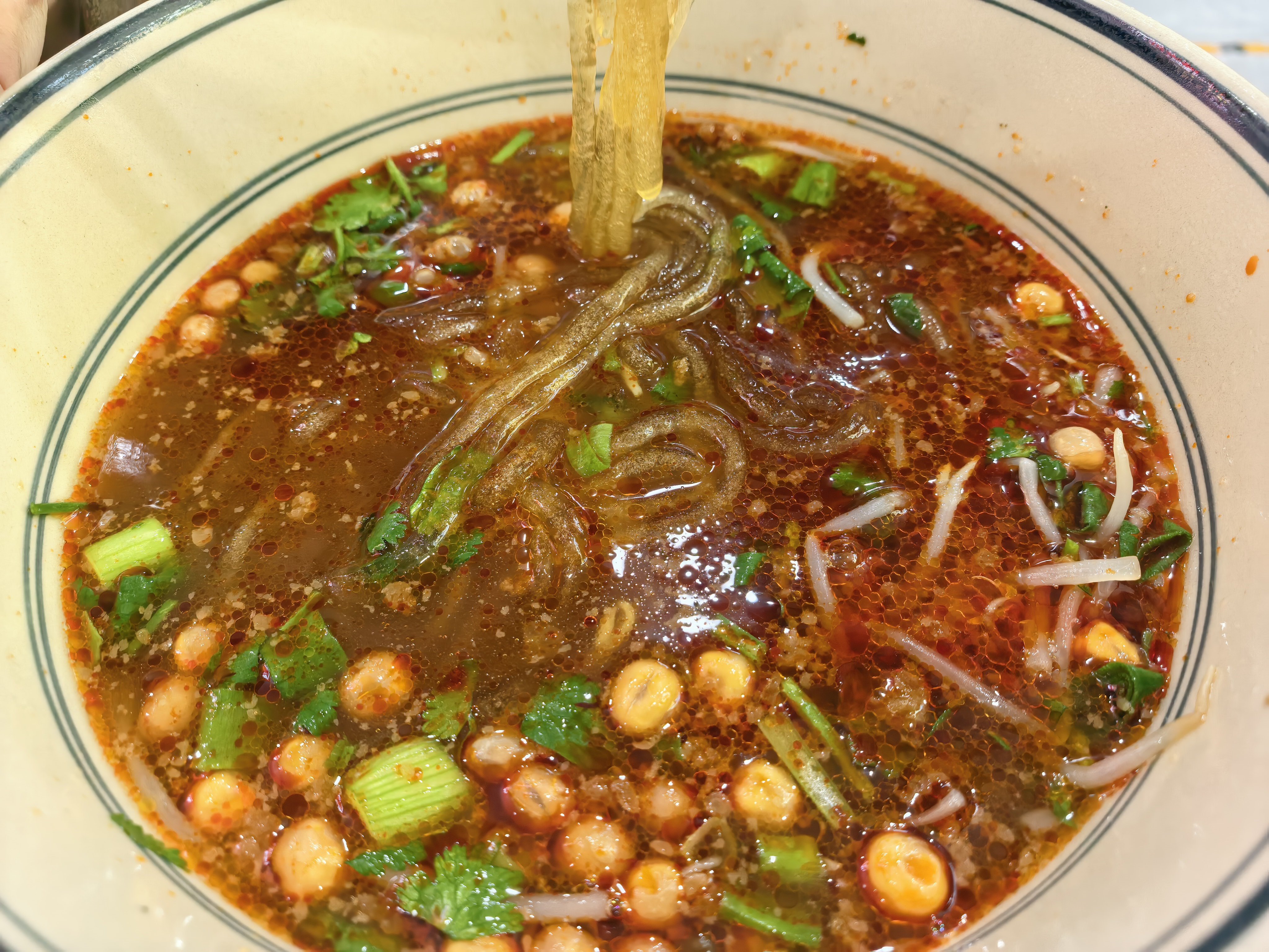 医院检查完，出结果前抓进吃点酸辣粉