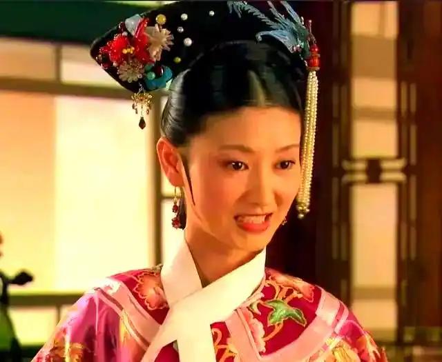 她终于不再隐忍，话里有话，开始针锋相对了。

《甄嬛传》里，华妃一再欺负沈眉庄，