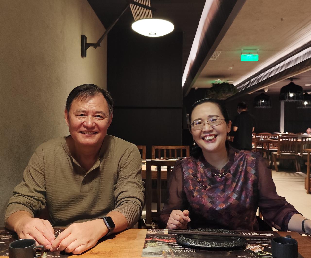 七绝·羊城蓉城同窗重聚

羊城一别八春风，
锦水重逢笑语同。
白驹过隙惊双鬓，