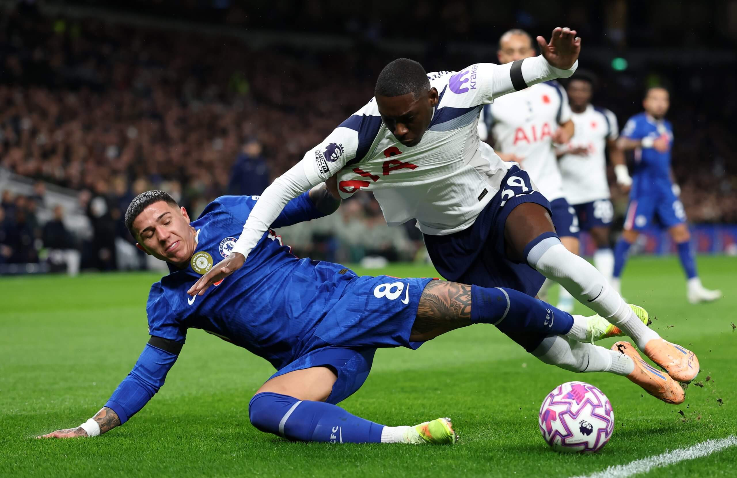 澳大利亚媒体The Nightly报道，热刺和切尔西受邀在明夏世界杯结束后前往悉