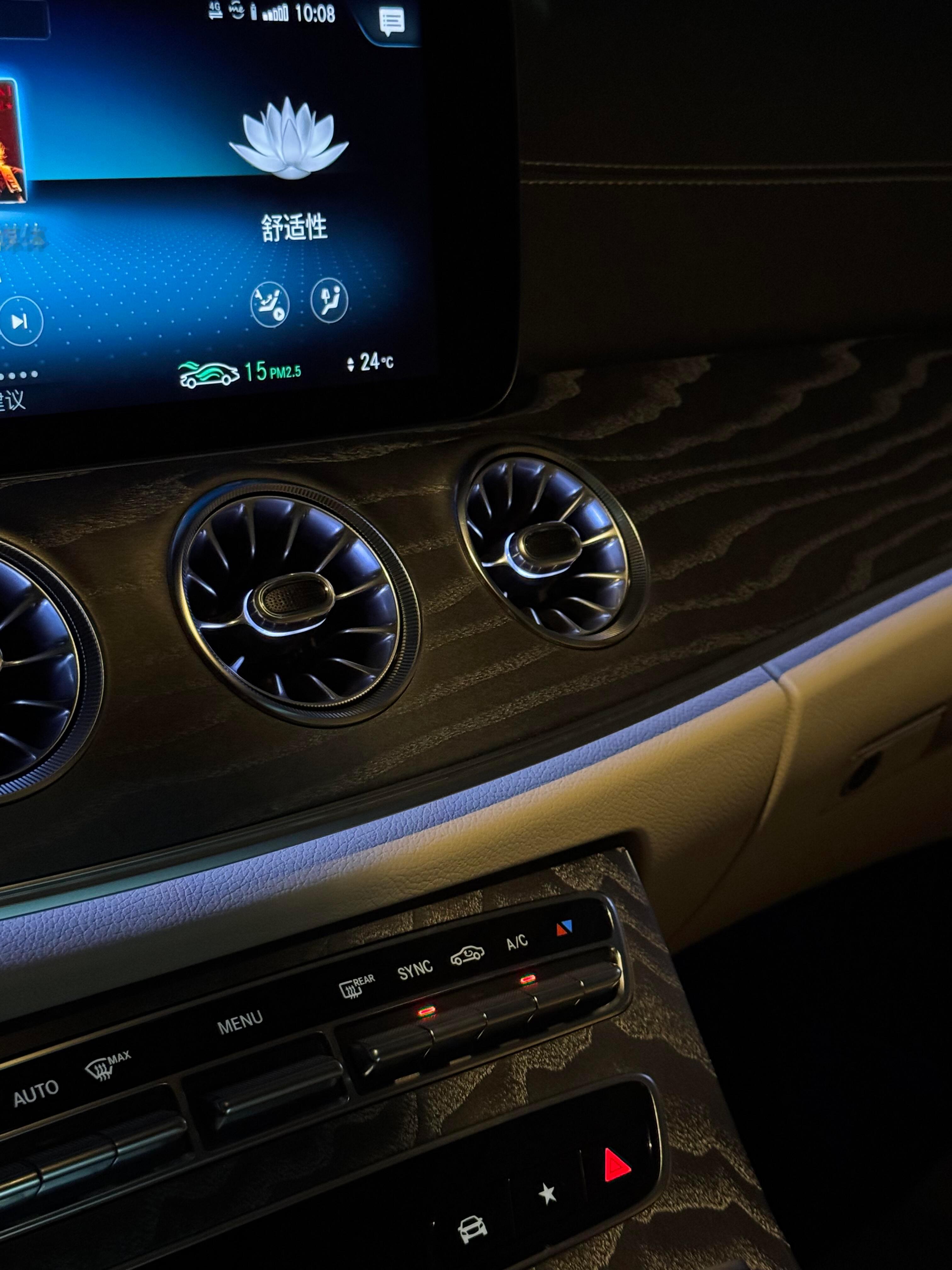 梅奔审美在线的年代，初代CLS（C219）是四门轿跑领域车型的开山时光之作，毋庸