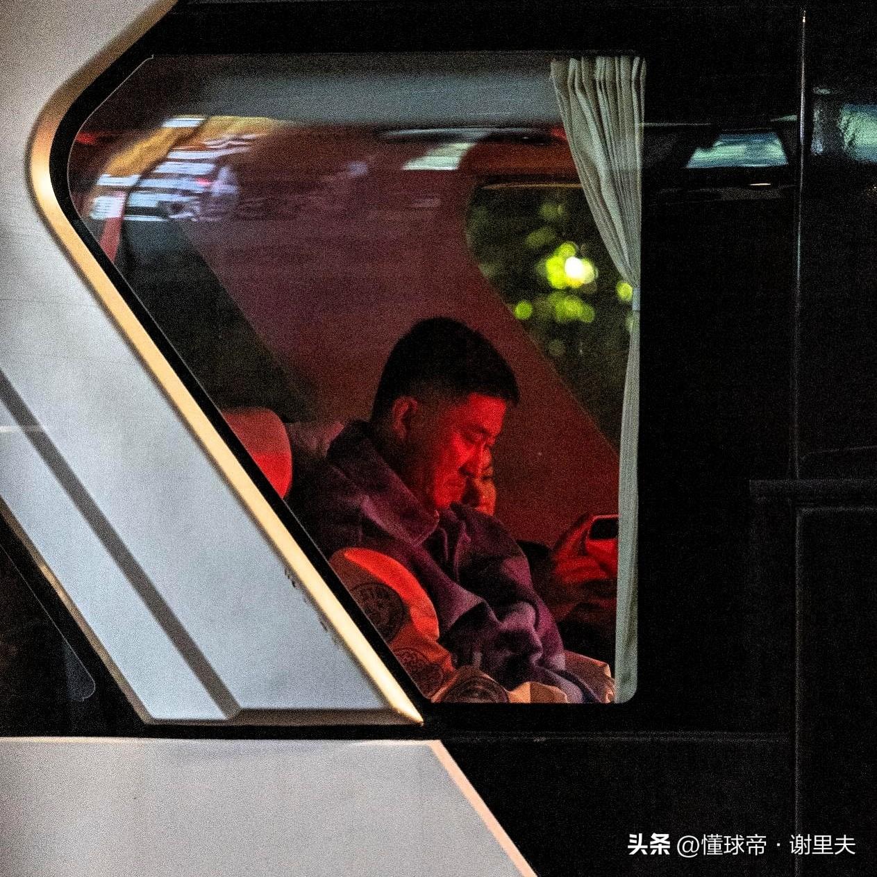 杜锋在输给上海后，坐在球队大巴车上，神情恍惚，情绪低落，压力很大，我猜测杜大帅的