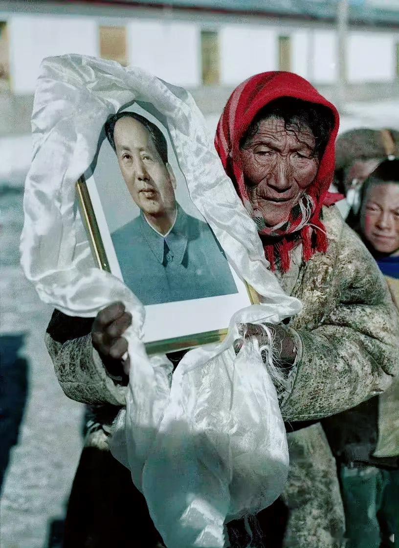2005年，拉萨。藏民扎西家新房乔迁，搬家那天所有家具都捆在拖拉机上。唯有伟人的