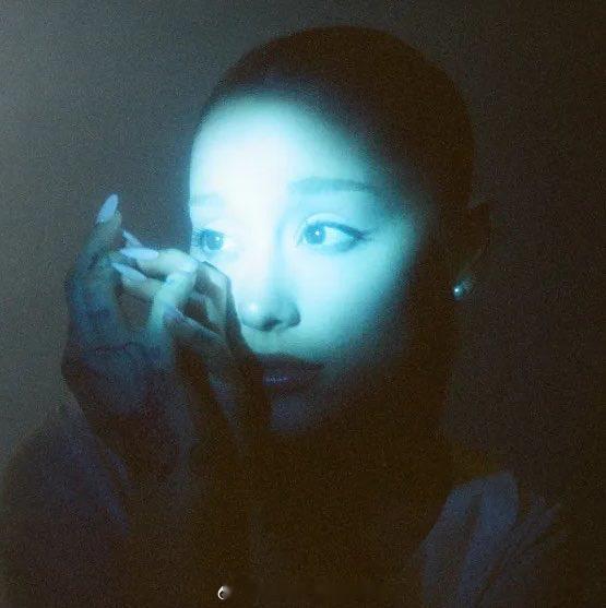 今晚，Ariana Grande 在英国伦敦 The O2 体育馆正式开启为期 