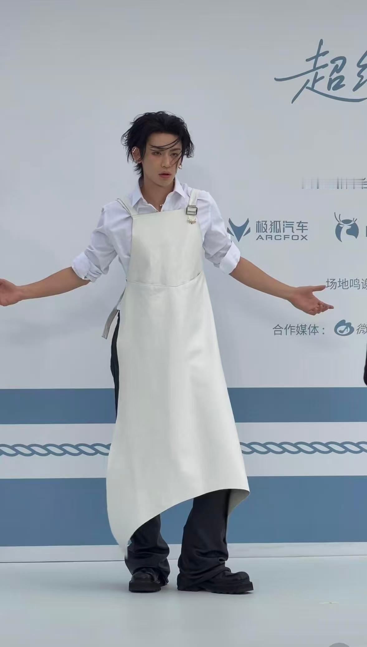 小鬼王琳凯穿围裙走红毯不走寻常路的红毯造型！小鬼王琳凯系围裙登场，自称音乐主厨，