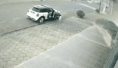 好险啊！男子下车一只脚刚落地，就发现前面蓝色小汽车对着自己急速冲了过来。男子头脑