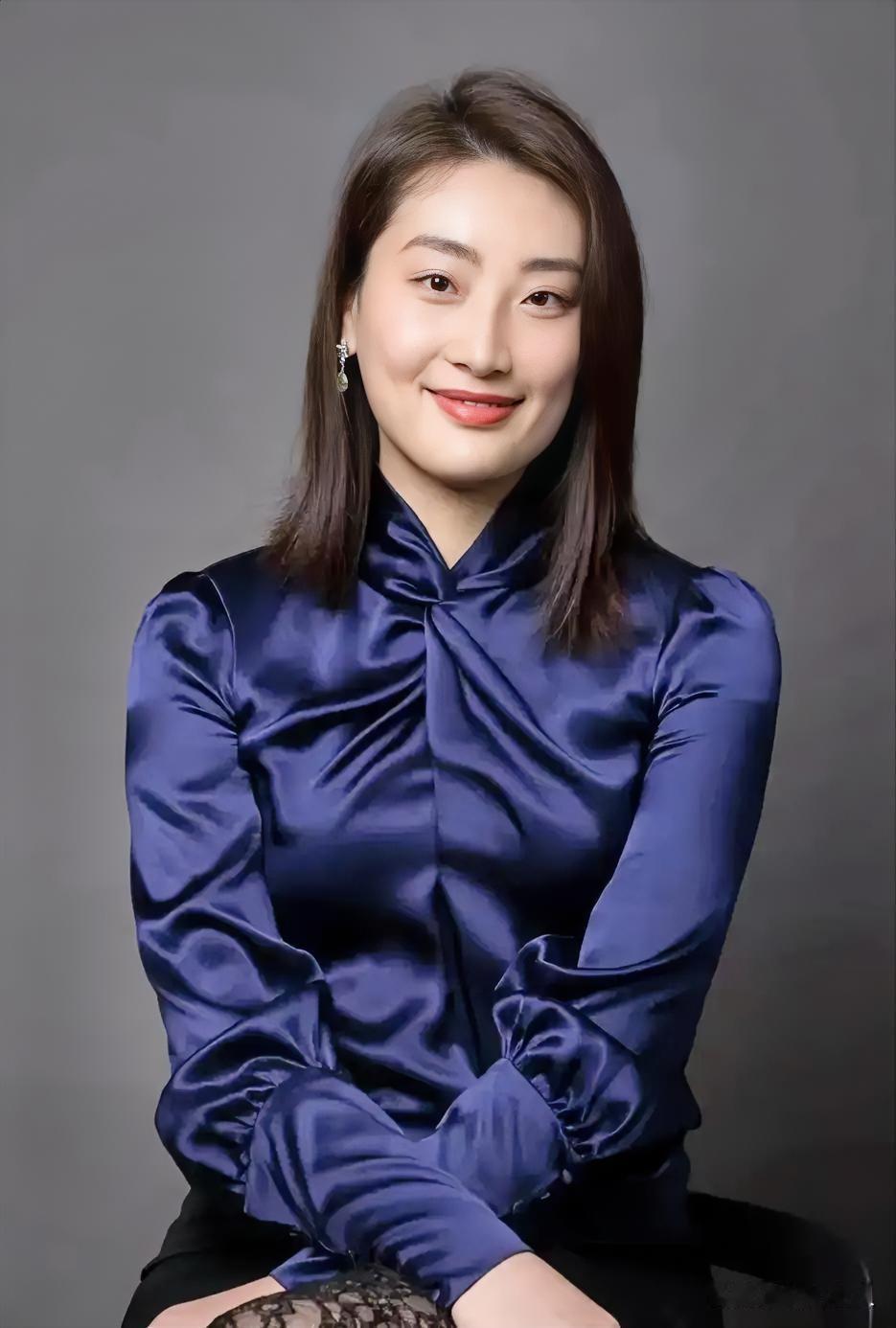 这个世界上，
很多人都看不懂宗馥莉，
明明44岁，手握七百多亿的庞大资产，却始终